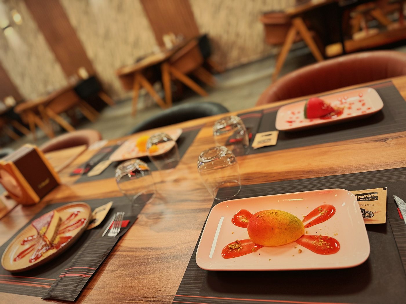 Desserten op tafel in het restaurant, met de houten tafels en zitbanken