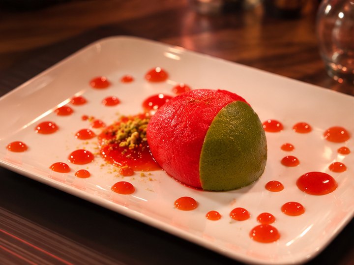 Fruitdessert in de vorm van een watermeloen